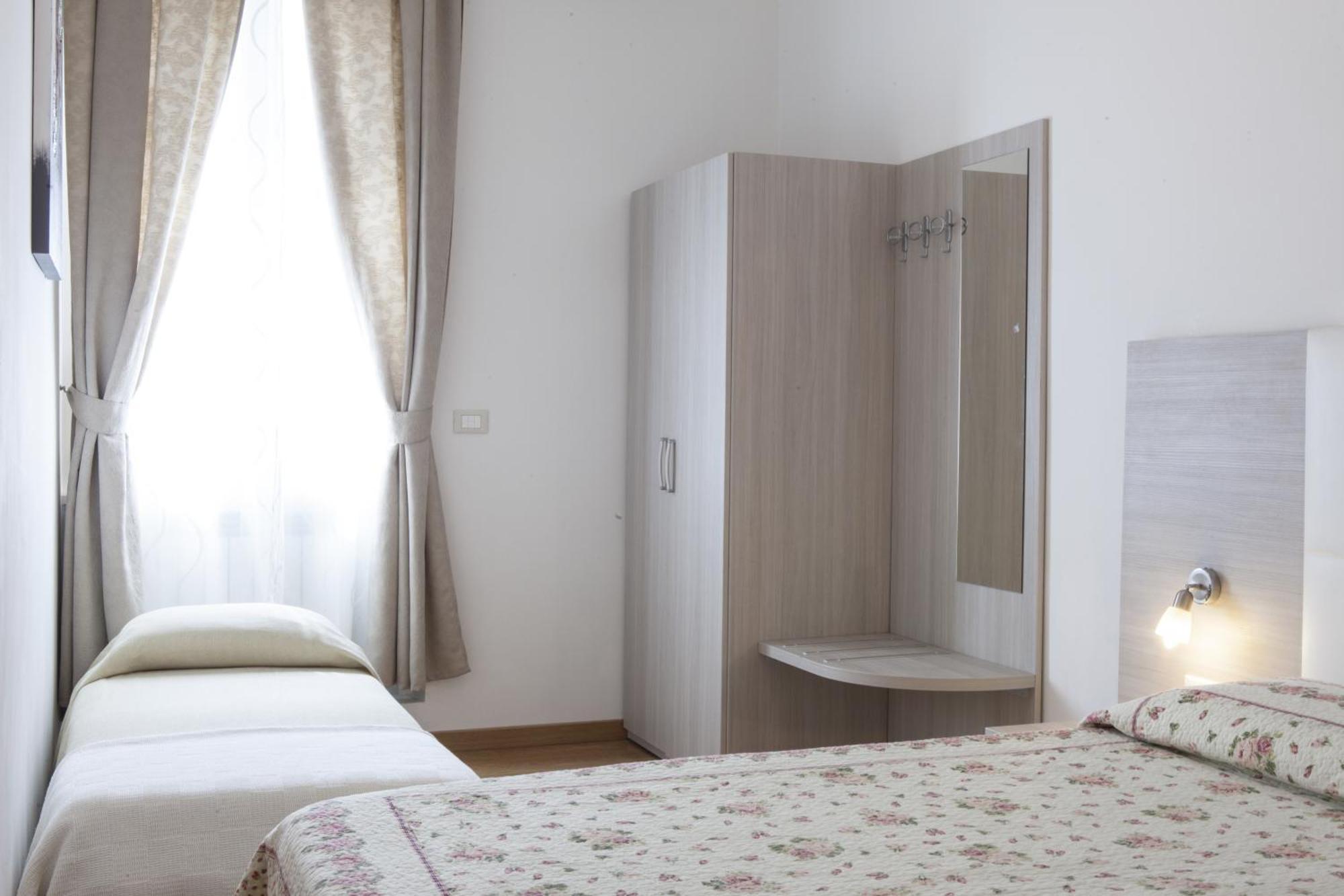 Hotel Amalfi Milano Rum bild